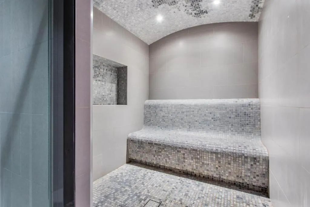 Homestay Private Room Of A Residential Tower For 1 Lady Pool & Downtown View & Parking