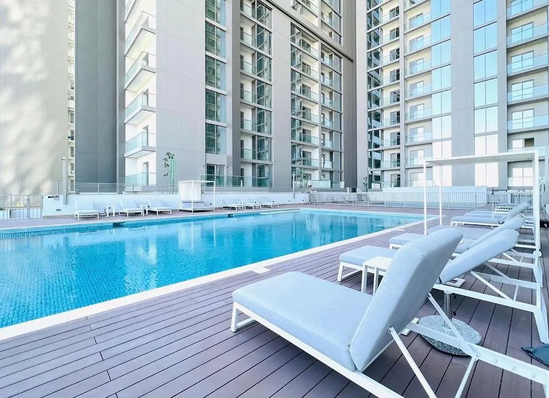 Private Room Of A Residential Tower For 1 Lady Pool & Downtown View & Parking contacts
